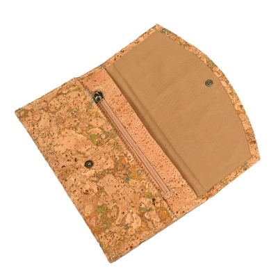 Carteira aberta de cortiça com compartimento interno e fecho de botão