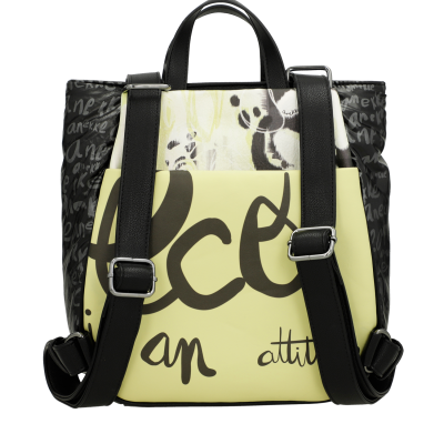 Mochila preta e amarela com padrão de texto e alças ajustáveis.