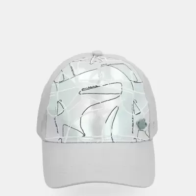 Boné branco com painel prateado reflexivo e padrões pretos