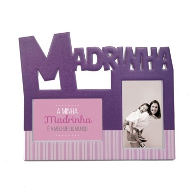 porta-retratos em madeira roxa com a palavra MADRINHA e espaço para duas fotos