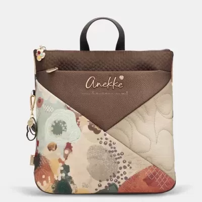 Mochila Anekke patchwork com fecho dourado e pingente de flor
