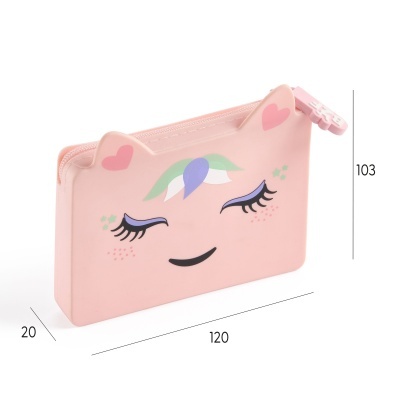 Estojo escolar rosa com desenhos de olhos fechados e corações