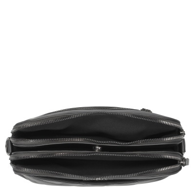 Mala preta de material sintético com dois compartimentos abertos e fechos metálicos