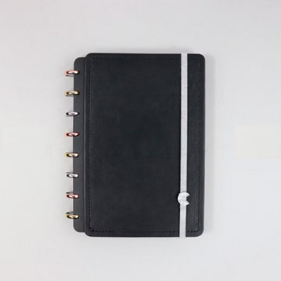 Caderno preto com elástico branco e argolas coloridas