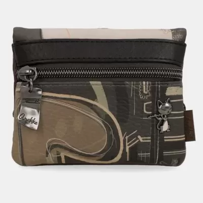Bolsa pequena castanho e preto com fecho e pendente metálico e detalhe de gato