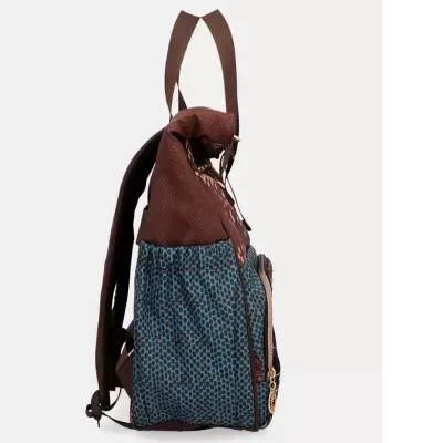 Mochila castanha e azul com padrão de pontos pretos