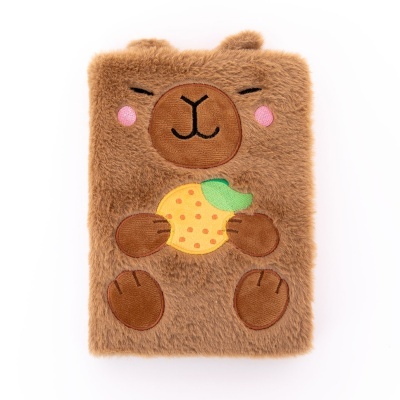 Capa felpuda castanha de livro com urso bordado segurando fruta amarela