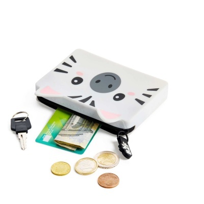 Carteira branca com padrão facial de gato e fecho zip preto com moedas, notas, cartão ATM e uma chave preta