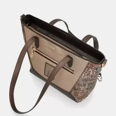 Mala de mão bege e castanha com padrão floral nas laterais e bolso frontal com fecho