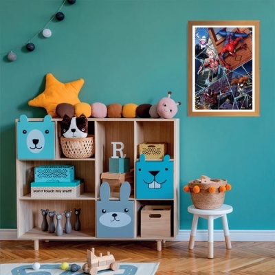 Móvel de madeira com caixas e brinquedos coloridos, parede verde, quadro de super-heróis e luzes decorativas.