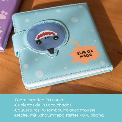 Capa azul clara com padrão de bolinhas e ilustração de personagem azul com texto BORNE TO BITE