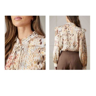 Blusa feminina com padrão abstrato em tons neutros e detalhes de folhos e pregas