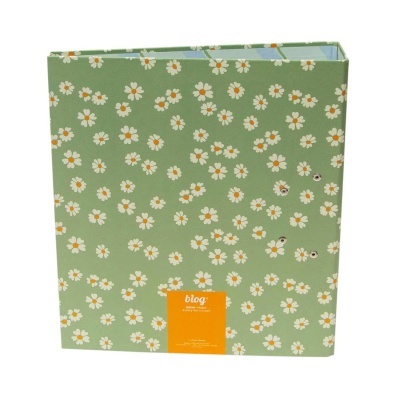 Fichário verde com flores brancas e amarelas e etiqueta laranja com texto BLOG