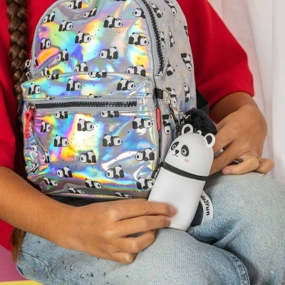 Mochila holográfica prateada com padrão de pandas e chaveiro panda branco