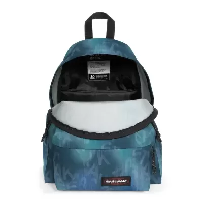 Mochila azul com padrão de letras e etiqueta EASTPAK