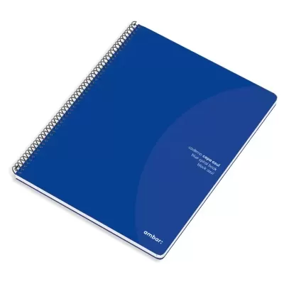 Caderno azul escuro de argolas com texto branco na capa e fundo branco