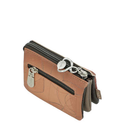 Carteira pequena castanho claro com zíper e puxadores metálicos em forma de coração