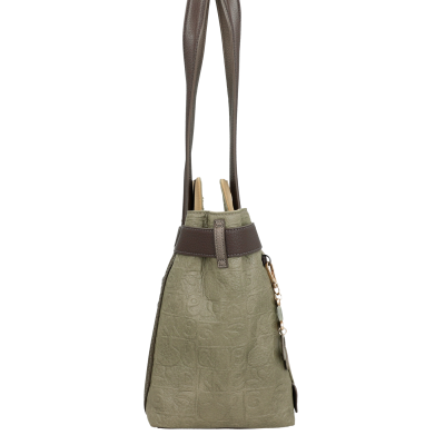 Mala de senhora verde com padrão em relevo e alças castanhas