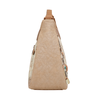 Mala de mão castanha clara com textura geométrica e corrente decorativa