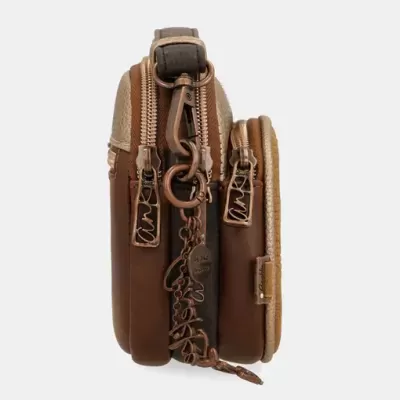Bolsa pequena castanha e bege com três compartimentos e fechos metálicos