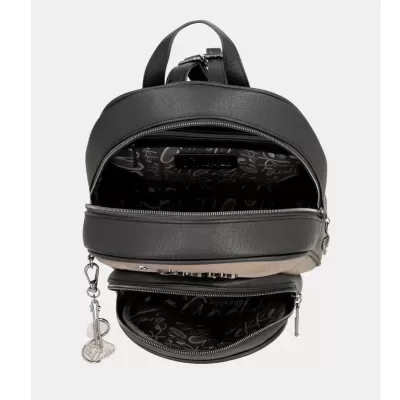 Mochila pequena preta e bege com forro interior estampado e pendente metálico.