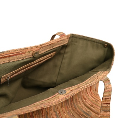 Mala de mão em cortiça com interior verde-oliva e bolso interior com fecho