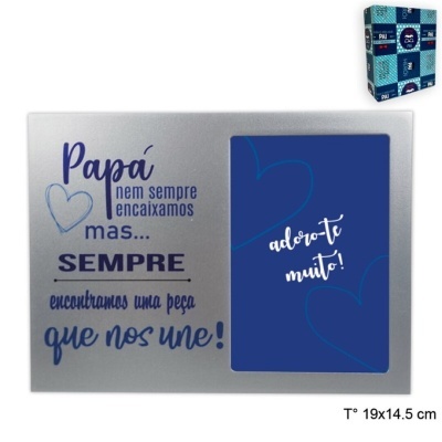 Moldura fotográfica prateada com texto em azul e espaço para foto azul decorado; embalagem azul quadriculada