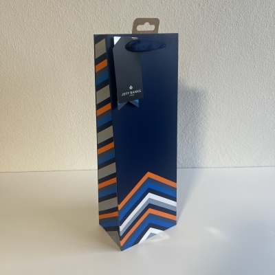 Saco de presente para garrafa azul escuro com padrões de linhas e etiqueta JEFF BANKS