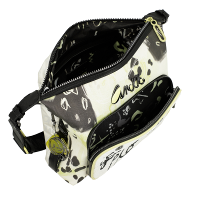 Mala tiracolo preta, branca e amarela com fechos de correr abertos e pendente redondo amarelo