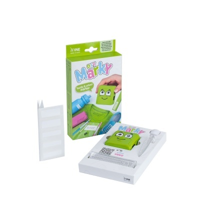 Conjunto DIY Marky para personalizar têxteis e material escolar com carimbos verdes e etiquetas adesivas.