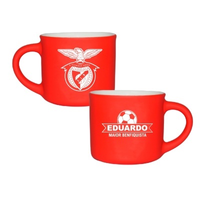 Duas canecas vermelhas com emblemas e texto branco relacionadas ao SL Benfica
