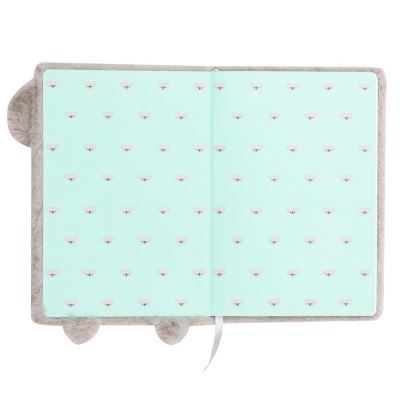 Caderno aberto com páginas cor de menta e padrão de rostos de koala, capa peluda cinzenta com orelhas.