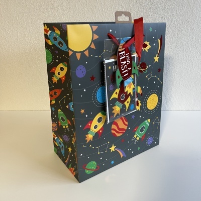 Sacola de presente com padrão de foguetes e espaço