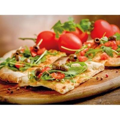 Fatias de pizza com folhas verdes, azeitonas e tomate numa tábua de madeira