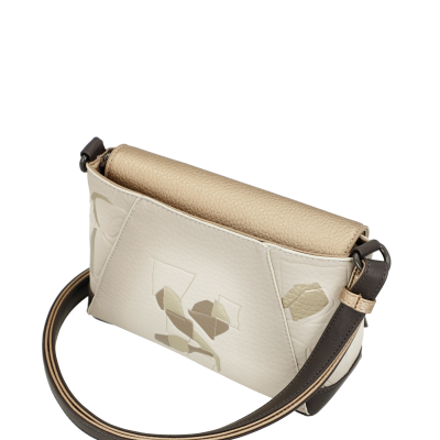 Mala de ombro clara com padrão floral e detalhe dourado