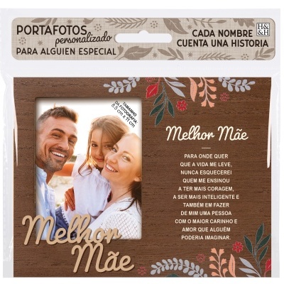 porta-fotos de madeira com decoração floral e texto 'Melhor Mãe' em embalagem plástica