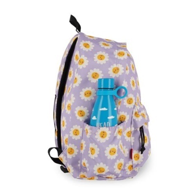 Mochila lilás com flores e garrafa azul no bolso