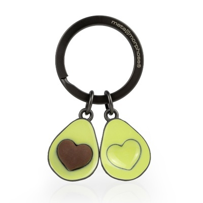 Porta-chaves com pendentes de abacate com corações em relevo.