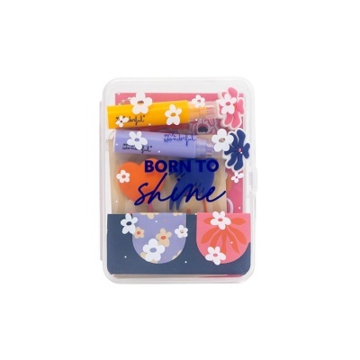 Estojo transparente com frascos spray e acessórios decorados com flores.