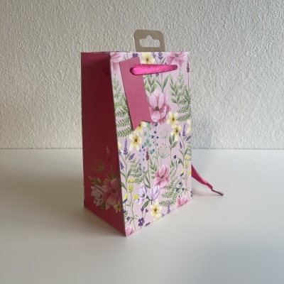 Saco de presente em papel floral com alças rosa