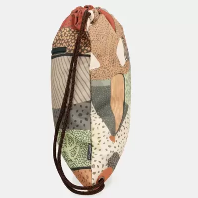 Mochila de cordão colorida com padrão patchwork e várias texturas