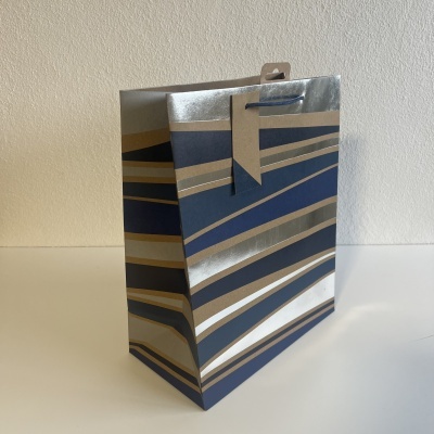 Saco de papel de presente riscado em prata, azul e dourado com etiqueta