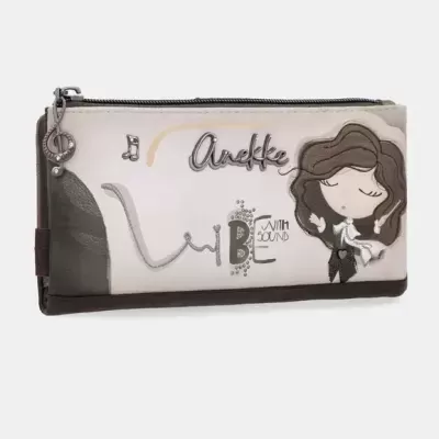 Carteira bege e castanha com personagem feminina e texto Anekke VIBE WITH SOUND