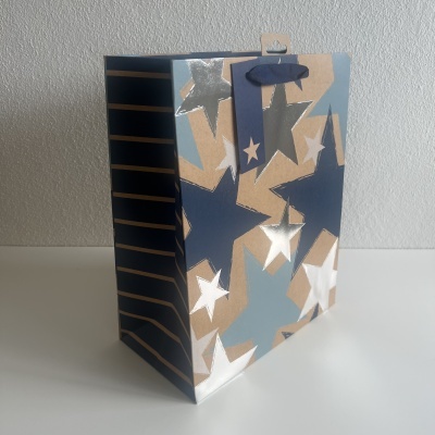 Saco de papel decorado com estrelas coloridas e fita azul