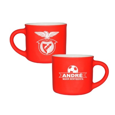 Duas canecas vermelhas com símbolos do Benfica e texto em branco