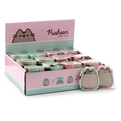 Toalhas comprimidas Pusheen em expositor rosa com texto e imagem do gato