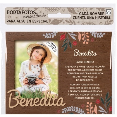 Porta-fotos personalizado em madeira com padrão floral e texto sobre o nome Benedita
