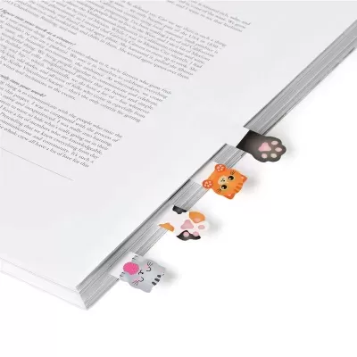 Marcadores de página com patinhas e rostos de gatos em folhas de papel com texto