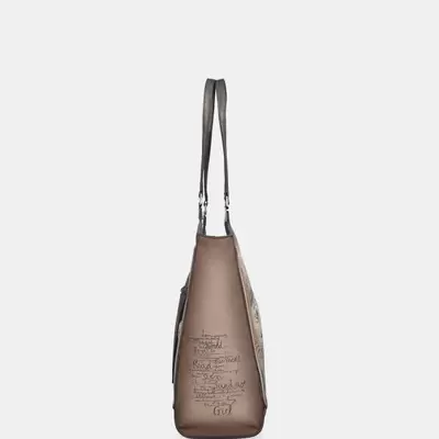 Mala de ombro castanha com alças finas e inscrições manuscritas na lateral