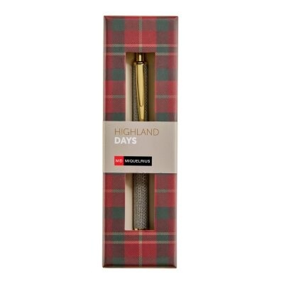 Caixa de caneta dourada com padrão xadrez e texto 